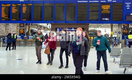 Glasgow, Schottland, Vereinigtes Königreich 17.. Dezember 2022. Der GMT-Bahnstreik sah eine Streikpostenlinie vor dem Hauptbahnhof mit leerer Fahrplantafel und wenigen Passagieren in der Halle. Credit Gerard Ferry/Alamy Live News Stockfoto