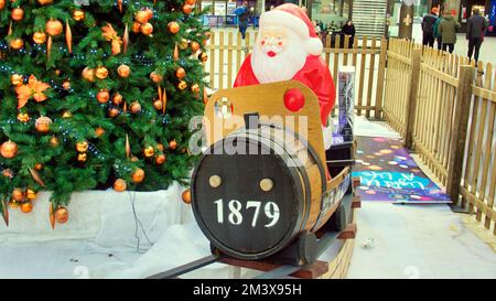 Glasgow, Schottland, Vereinigtes Königreich 17.. Dezember 2022. Der GMT-Bahnstreik sah eine Streikpostenlinie vor dem Hauptbahnhof mit leerer Fahrplantafel und wenigen Passagieren in der Halle. Credit Gerard Ferry/Alamy Live News Stockfoto