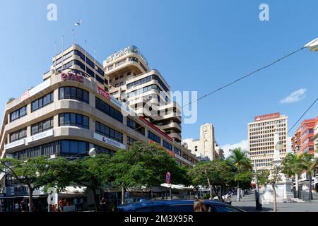 ODL Stadt in Santa Cruz de Teneriffa, mit viel Vegetation, neuen und alten Gebäuden, Straßencafés und Restaurants. Stockfoto