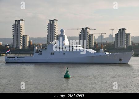 Kriegsschiff der niederländischen Marine HNLMS Groningen auf der Themse in London Stockfoto