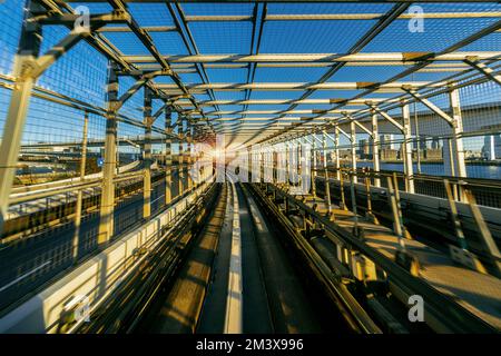Automatischer Zug im Tunnel, Tokio in Japan. Stockfoto