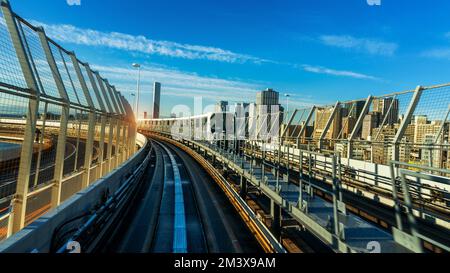 Automatischer Zug im Tunnel, Tokio in Japan. Stockfoto