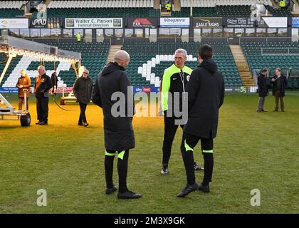 Plymouth, Großbritannien. 17.. Dezember 2022. Der Schiedsrichter betritt das Spielfeld während des Spiels der Sky Bet League 1 Plymouth Argyle vs Morecambe at Home Park, Plymouth, Großbritannien, 17.. Dezember 2022 (Foto von Stanley Kasala/News Images) in Plymouth, Großbritannien, am 12./17. Dezember 2022. (Foto: Stanley Kasala/News Images/Sipa USA) Guthaben: SIPA USA/Alamy Live News Stockfoto