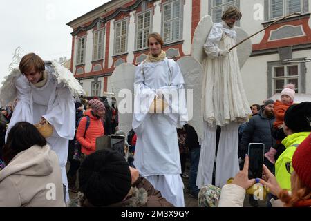 Ustek, Tschechische Republik. 17.. Dezember 2022. Engel für das diesjährige Engelsfest, bevor es im Advent 2022 mit fliegenden Engeln vom Turm der Kirche St. beginnt Peter und St. Paul in Ustek (70 km nördlich von Prag) in der Tschechischen Republik. Advent ist eine Jahreszeit, die in vielen westlichen christlichen Kirchen als eine Zeit des erwartungsvollen Wartens und der Vorbereitung auf die Weihnachtsfeier der Geburt Jesu beobachtet wird. Der Begriff ist eine Version des lateinischen Wortes, das „Coming“ bedeutet (Kreditbild: © Slavek Ruta/ZUMA Press Wire) Stockfoto