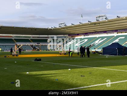 Plymouth, Großbritannien. 17.. Dezember 2022. Der Schiedsrichter betritt das Spielfeld während des Spiels der Sky Bet League 1 Plymouth Argyle vs Morecambe at Home Park, Plymouth, Großbritannien, 17.. Dezember 2022 (Foto von Stanley Kasala/News Images) in Plymouth, Großbritannien, am 12./17. Dezember 2022. (Foto: Stanley Kasala/News Images/Sipa USA) Guthaben: SIPA USA/Alamy Live News Stockfoto