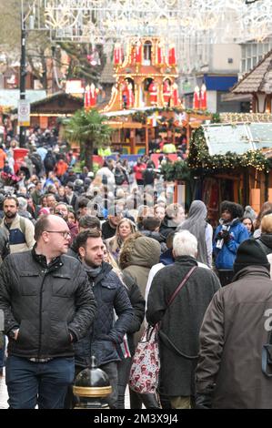New Street, Birmingham, 17. Dezember 2022. - Tausende von Einkäufern gingen am Super Saturday in die New Street im Stadtzentrum von Birmingham, um ein Last-Minute-Geschenk zu bekommen, den letzten Haupteinkaufssamstag vor Weihnachten, der nur 8 Tage entfernt ist. PIC by Credit: Stop Press Media/Alamy Live News Stockfoto