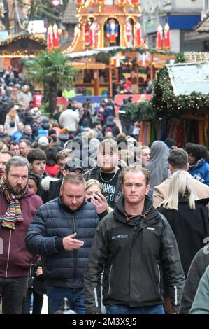 New Street, Birmingham, 17. Dezember 2022. - Tausende von Einkäufern gingen am Super Saturday in die New Street im Stadtzentrum von Birmingham, um ein Last-Minute-Geschenk zu bekommen, den letzten Haupteinkaufssamstag vor Weihnachten, der nur 8 Tage entfernt ist. PIC by Credit: Stop Press Media/Alamy Live News Stockfoto