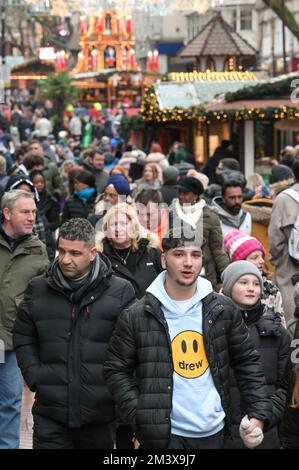 New Street, Birmingham, 17. Dezember 2022. - Tausende von Einkäufern gingen am Super Saturday in die New Street im Stadtzentrum von Birmingham, um ein Last-Minute-Geschenk zu bekommen, den letzten Haupteinkaufssamstag vor Weihnachten, der nur 8 Tage entfernt ist. PIC by Credit: Stop Press Media/Alamy Live News Stockfoto