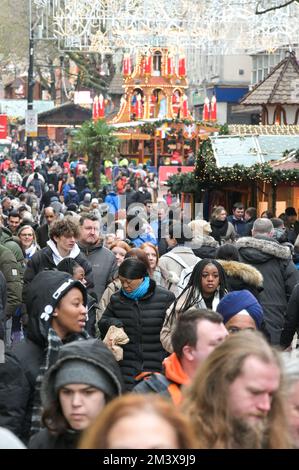 New Street, Birmingham, 17. Dezember 2022. - Tausende von Einkäufern gingen am Super Saturday in die New Street im Stadtzentrum von Birmingham, um ein Last-Minute-Geschenk zu bekommen, den letzten Haupteinkaufssamstag vor Weihnachten, der nur 8 Tage entfernt ist. PIC by Credit: Stop Press Media/Alamy Live News Stockfoto