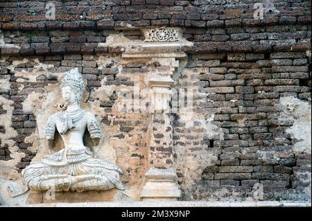 Stuck vor dem Phra Maha Chedi von Wat Chet Yot in Chiang Mai, Thailand. Stockfoto