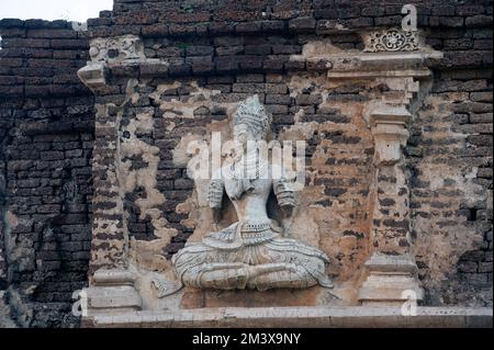 Stuck vor dem Phra Maha Chedi von Wat Chet Yot in Chiang Mai, Thailand. Stockfoto