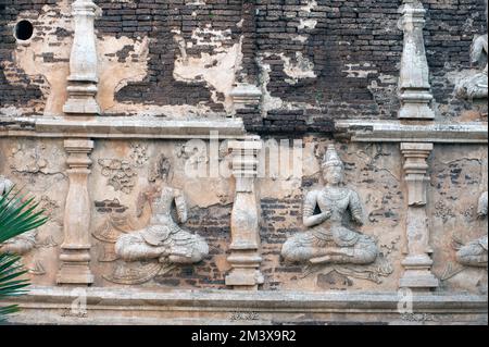 Stuck vor dem Phra Maha Chedi von Wat Chet Yot in Chiang Mai, Thailand. Stockfoto