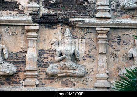 Stuck vor dem Phra Maha Chedi von Wat Chet Yot in Chiang Mai, Thailand. Stockfoto