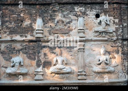 Stuck vor dem Phra Maha Chedi von Wat Chet Yot in Chiang Mai, Thailand. Stockfoto