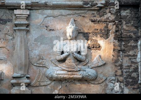 Stuck vor dem Phra Maha Chedi von Wat Chet Yot in Chiang Mai, Thailand. Stockfoto