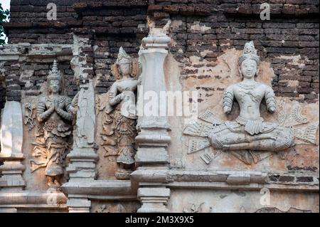 Stuck vor dem Phra Maha Chedi von Wat Chet Yot in Chiang Mai, Thailand. Stockfoto