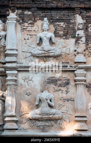 Stuck vor dem Phra Maha Chedi von Wat Chet Yot in Chiang Mai, Thailand. Stockfoto