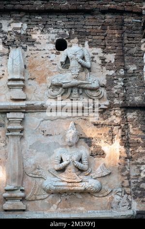 Stuck vor dem Phra Maha Chedi von Wat Chet Yot in Chiang Mai, Thailand. Stockfoto