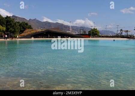 ODL Stadt in Santa Cruz de Teneriffa, mit viel Vegetation, neuen und alten Gebäuden, Straßencafés und Restaurants. Stockfoto