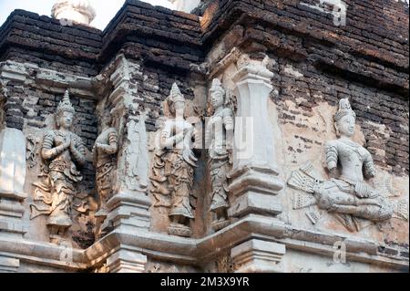 Stuck vor dem Phra Maha Chedi von Wat Chet Yot in Chiang Mai, Thailand. Stockfoto