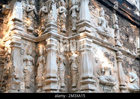 Stuck vor dem Phra Maha Chedi von Wat Chet Yot in Chiang Mai, Thailand. Stockfoto