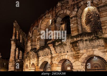 Arena in Verona bei Nacht. Verona Amphitheater bei Nacht. Die Verona Arena bei Nacht mit beleuchteter Innenbeleuchtung. Stockfoto