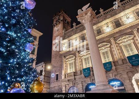 Piazza delle Erbe in Verona oder Erbe-Platz bei Nacht in der weihnachtszeit Stockfoto
