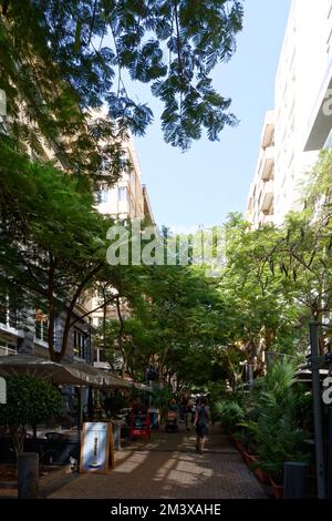 ODL Stadt in Santa Cruz de Teneriffa, mit viel Vegetation, neuen und alten Gebäuden, Straßencafés und Restaurants. Stockfoto