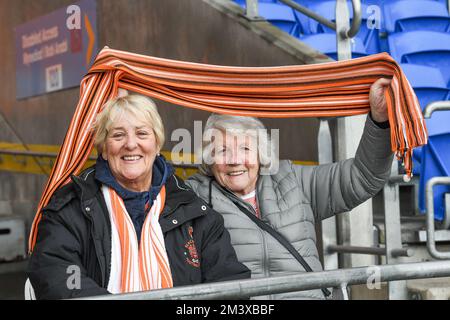 Cardiff, Großbritannien. 17.. Dezember 2022. Travelling Blackpool Fans vor dem Sky Bet Championship-Spiel Cardiff City vs Blackpool im Cardiff City Stadium, Cardiff, Großbritannien, 17.. Dezember 2022 (Foto von Mike Jones/News Images) in Cardiff, Großbritannien, am 12./17. Dezember 2022. (Foto: Mike Jones/News Images/Sipa USA) Guthaben: SIPA USA/Alamy Live News Stockfoto