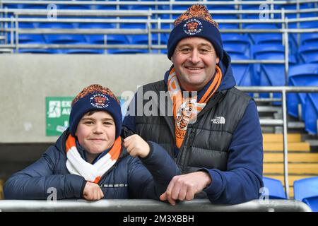 Cardiff, Großbritannien. 17.. Dezember 2022. Travelling Blackpool Fans vor dem Sky Bet Championship-Spiel Cardiff City vs Blackpool im Cardiff City Stadium, Cardiff, Großbritannien, 17.. Dezember 2022 (Foto von Mike Jones/News Images) in Cardiff, Großbritannien, am 12./17. Dezember 2022. (Foto: Mike Jones/News Images/Sipa USA) Guthaben: SIPA USA/Alamy Live News Stockfoto