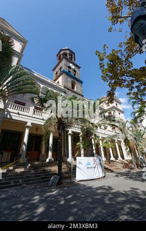 ODL Stadt in Santa Cruz de Teneriffa, mit viel Vegetation, neuen und alten Gebäuden, Straßencafés und Restaurants. Stockfoto