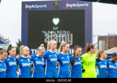 Birmingham, Großbritannien. 17.. Dezember 2022. Die Frauen des FC Birmingham haben eine Schweigeminute zum Gedenken an die vier Kinder, die im Babbs Mill Park, Kingshurst, starben. Die Frauen spielen London City Lionesses auf dem St. Andrews Ground, Birmingham. Kredit: Peter Lopeman/Alamy Live News Stockfoto