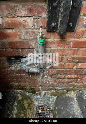 Rohrbruch durch gefrorenes Wasser. UK Cold Snap sieht, dass Rohre einfrieren, was zu Problemen führt, wenn sich das Wetter erwärmt und Rohre platzen. Manchester UK. Motiv : GARYROBERTS/WORLDWIDEFEATURES.COM Stockfoto