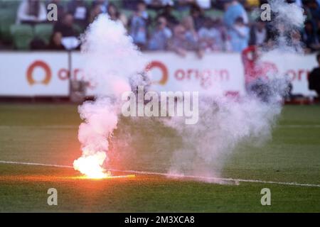 Melbourne, Australien, 17. Dezember 2022. Auf dem Spielfeld ist am 17. Dezember 2022 im AAMI Park während des A-League Männer-Fußballspiels zwischen Melbourne City und Melbourne Victory in Melbourne, Australien, ein Funkeln zu sehen. Kredit: Dave Hewison/Speed Media/Alamy Live News Stockfoto