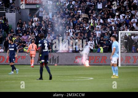 Melbourne, Australien, 17. Dezember 2022. Am 17. Dezember 2022 werden beim A-League Männer-Fußballspiel zwischen Melbourne City und Melbourne Victory im AAMI Park in Melbourne, Australien, Leuchtfackeln auf das Spielfeld geschleudert. Kredit: Dave Hewison/Speed Media/Alamy Live News Stockfoto