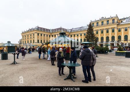 Besucher des Weihnachtsmarkts im Schloss Schönbrunn, Wien, Österreich Stockfoto