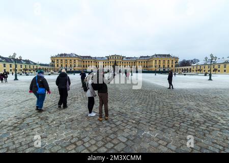Besucher des Weihnachtsmarkts im Schloss Schönbrunn, Wien, Österreich Stockfoto