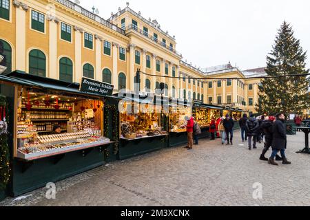 Besucher des Weihnachtsmarkts im Schloss Schönbrunn, Wien, Österreich Stockfoto