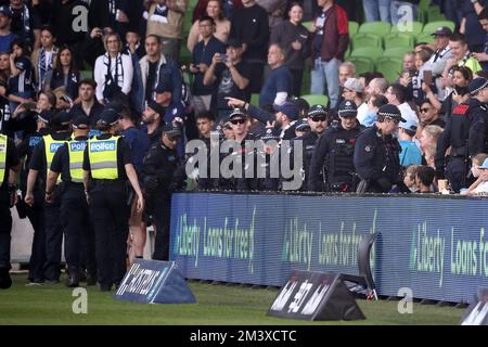 Melbourne, Australien, 17. Dezember 2022. Police Riot Squad wird am 17. Dezember 2022 im AAMI Park in Melbourne, Australien, während des A-League Männer-Fußballspiels zwischen Melbourne City und Melbourne Victory gesehen. Kredit: Dave Hewison/Speed Media/Alamy Live News Stockfoto