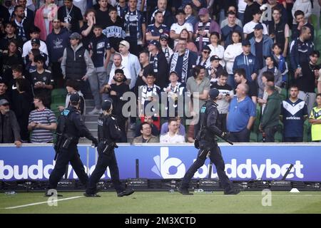 Melbourne, Australien, 17. Dezember 2022. Police Riot Squad wird am 17. Dezember 2022 im AAMI Park in Melbourne, Australien, während des A-League Männer-Fußballspiels zwischen Melbourne City und Melbourne Victory gesehen. Kredit: Dave Hewison/Speed Media/Alamy Live News Stockfoto