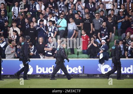 Melbourne, Australien, 17. Dezember 2022. Police Riot Squad wird am 17. Dezember 2022 im AAMI Park in Melbourne, Australien, während des A-League Männer-Fußballspiels zwischen Melbourne City und Melbourne Victory gesehen. Kredit: Dave Hewison/Speed Media/Alamy Live News Stockfoto