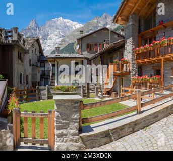 Das Mont-Blanc-Massiv und der Brenva-Gletscher aus dem Val Ferret-Tal in Italien. Stockfoto