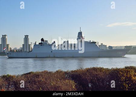 Niederländisches Kriegsschiff HNLMS De Zeven Provinciën auf der Themse in London Stockfoto