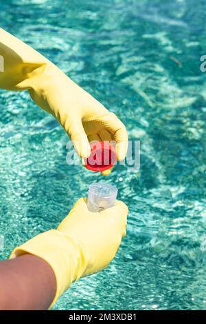 Meeresbiologe, der Wasserproben aus einem Boot für Wasserqualitätstests nimmt Stockfoto