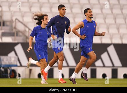 Matteo Guendouzi (links), Raphael Varane (Mitte) und William Saliba während eines Trainings im Al Sadd SC Stadium in Doha, Katar. Foto: Samstag, 17. Dezember 2022. Stockfoto