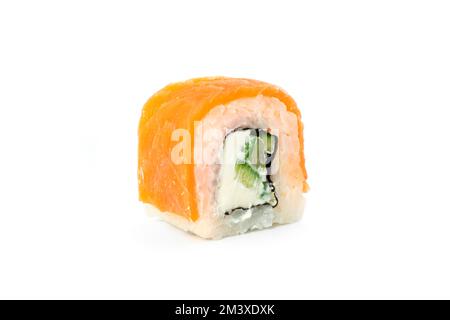 Philadelphia Sushi-Brötchen mit Lachs, Gurke, Avocado und Frischkäse. Sushi-Menü. Japanische Küche im isolierten weißen Hintergrund Stockfoto