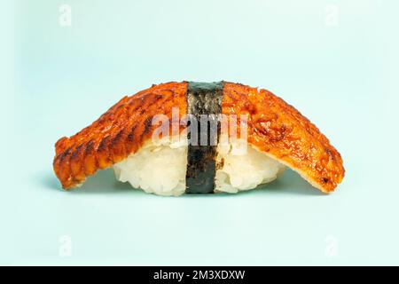Sushi Nigiri mit Aal Unagi auf blauem Hintergrund. Traditionelle japanische Küche. Sushi-Nahaufnahme. Stockfoto