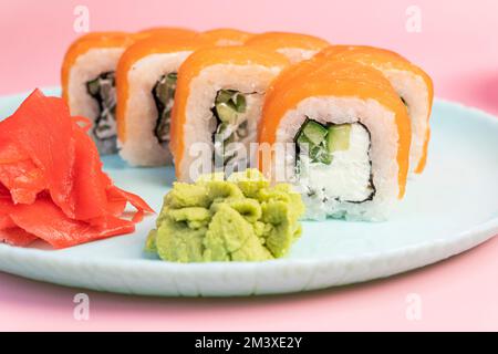 Philadelphia rollt auf einem blauen Schild Nahaufnahme. Traditionelle japanische Küche. Asiatisches Essen. Stockfoto