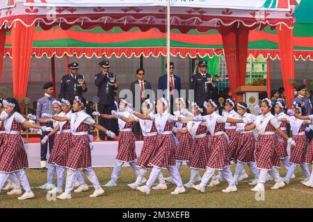 Sylhet, Bangladesch. 15.. Dezember 2022. Schulteilnehmer einer Ausstellung im Sylhet District Stadion anlässlich der Feier des Großen Sieges von Bangladesch und des 51.. Jahrestags der Unabhängigkeit Bangladeschs am 16. Dezember 2022 in Sylhet, Bangladesch. (Foto: MD Rafayat Haque Khan/Eyepix Group/Sipa USA) Guthaben: SIPA USA/Alamy Live News Stockfoto