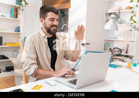 Freiberufler, der von zu Hause aus arbeitet. Millennials arbeiten am Computer-Schreibtisch Stockfoto